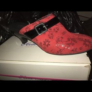 Helle Comfort-Red & black single-buckle mule shoe